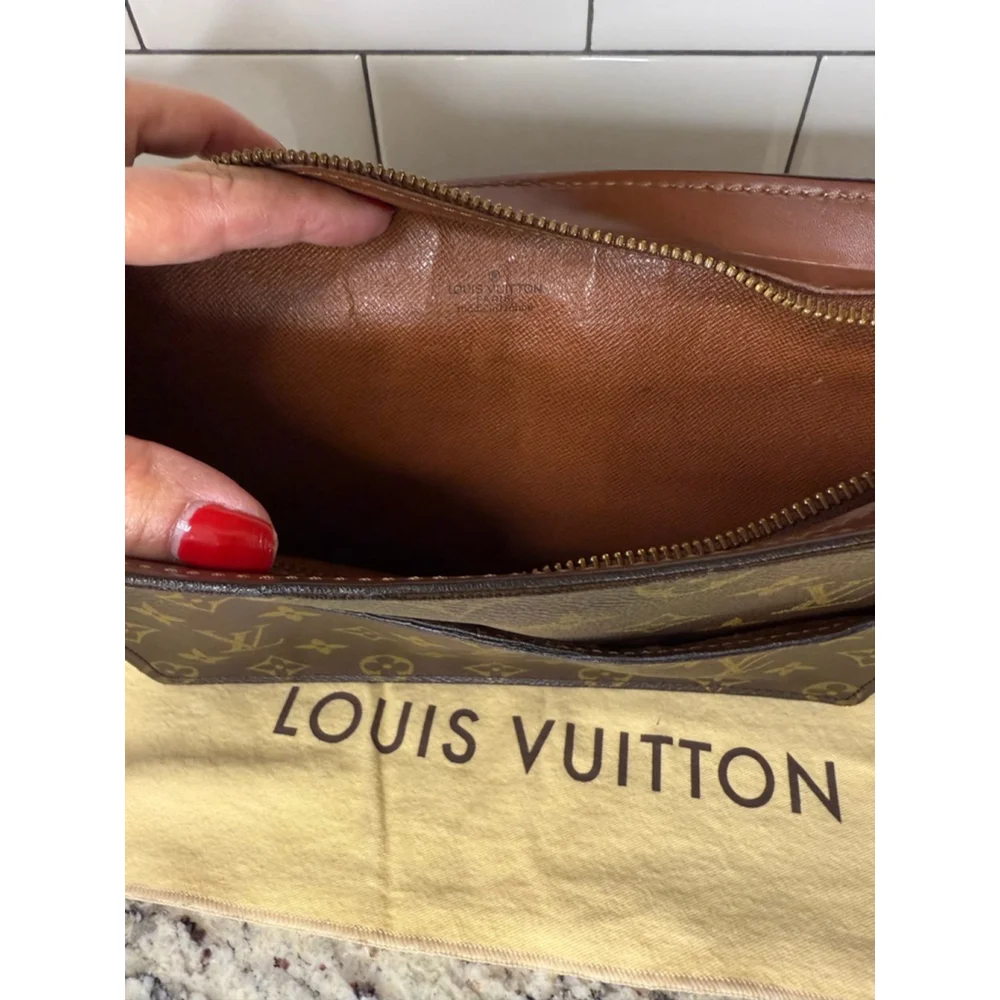 Women's Louis Vuitton Monogram Brown Tan Clutch - Picture 4 of 13